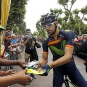 El ciclista español Jesus Herrada del equipo Movistar firma autógrafos a los aficionados antes de la ceremonia de firmas previa a la décima etapa del Tour de Francia