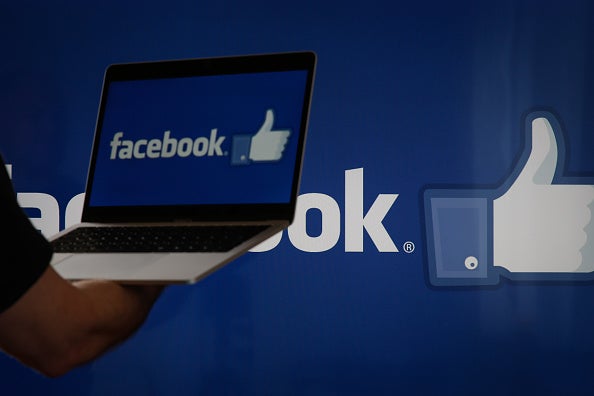 Tres jóvenes abusan de una mujer y lo retransmiten por Facebook Tres jóvenes abusan de una mujer y lo retransmiten por Facebook