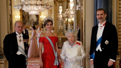 Los Reyes de Espa&ntilde;a. Felipe y Letizia, junto a Isabel II y el Dique de Edimburgo