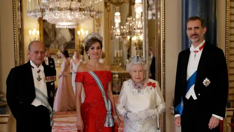 Los Reyes de España. Felipe y Letizia, junto a Isabel II y el Dique de Edimburgo Los Reyes de España. Felipe y Letizia, junto a Isabel II y el Dique de Edimburgo