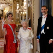 Los Reyes de España. Felipe y Letizia, junto a Isabel II y el Dique de Edimburgo