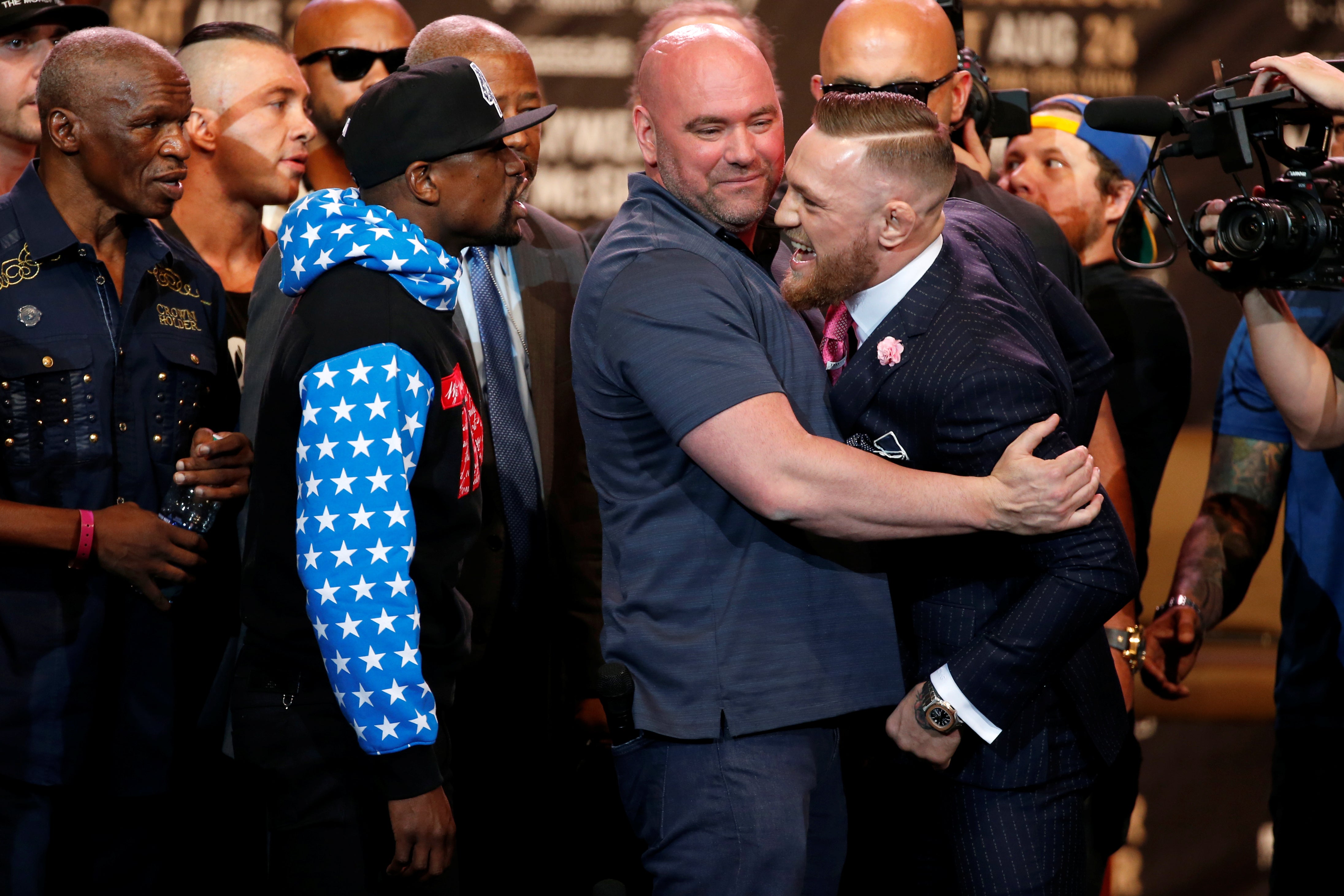 Tensión y bravuconadas en el primer cara a cara entre Mayweather y McGregor Tensión y bravuconadas en el primer cara a cara entre Mayweather y McGregor