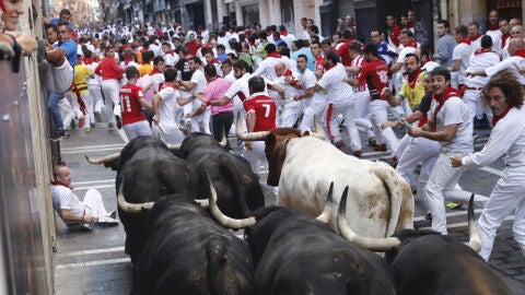 Los toros de Victoriano del R&iacute;o llegan a la curva Mercaderes en el sexto encierro de las fiestas 2017 que ha durado dos minutos y diecis&eacute;is segundos.