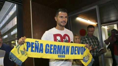 Vitolo posa con la bufanda de Las Palmas