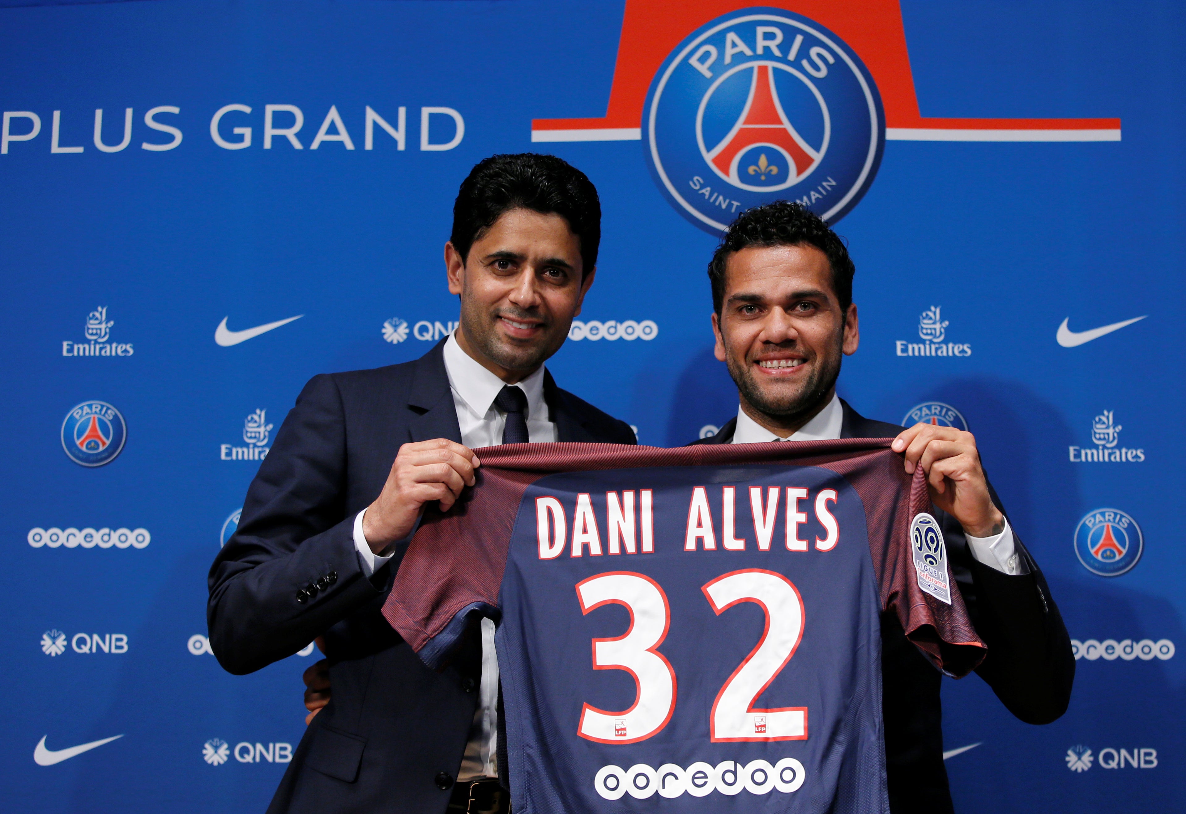 Dani Alves, presentado como nuevo jugador del PSG: "Vengo a ganar la Champions y a hacer historia" Dani Alves, presentado como nuevo jugador del PSG: "Vengo a ganar la Champions y a hacer historia"