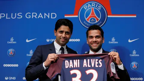 Dani Alves posa sonriente con la camiseta del PSG Dani Alves posa sonriente con la camiseta del PSG