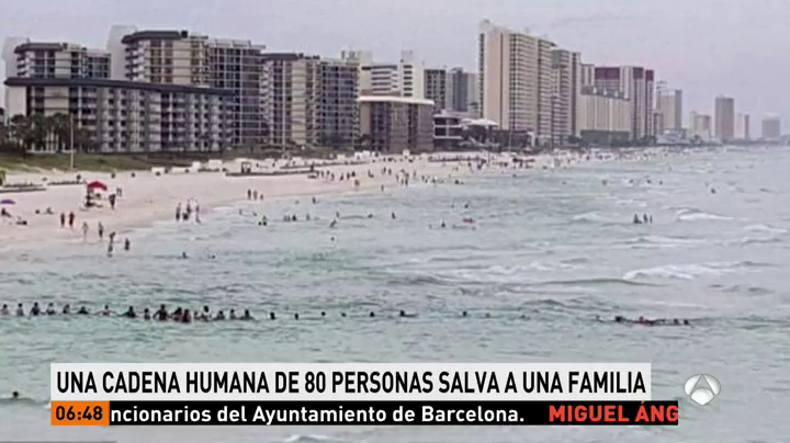 Una cadena humana de 80 personas salva de morir ahogada a una familia en Florida Una cadena humana de 80 personas salva de morir ahogada a una familia en Florida