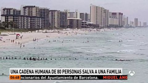 Una cadena humana de 80 personas salva de morir ahogada a una familia en Florida