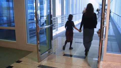 Ni&ntilde;a con su madre