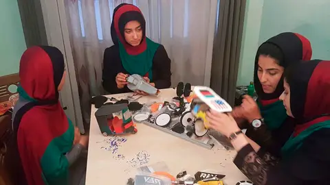 Se les deniega la visa en EEUU a seis chicas afganas para participar en un concurso y se presentan por Skype Se les deniega la visa en EEUU a seis chicas afganas para participar en un concurso y se presentan por Skype