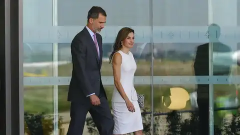 Los Reyes de España, Felipe VI y Letizia, en el aeropuerto Los Reyes de España, Felipe VI y Letizia, en el aeropuerto