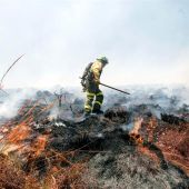 Un bombero trabaja en la extinción del incendio en el paraje de la Alhambra (Granada)