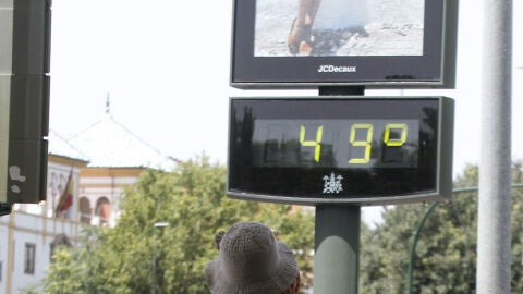 Un term&oacute;metro en una calle del centro de C&oacute;rdoba marca 49 grados