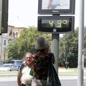 Un termómetro en una calle del centro de Córdoba marca 49 grados
