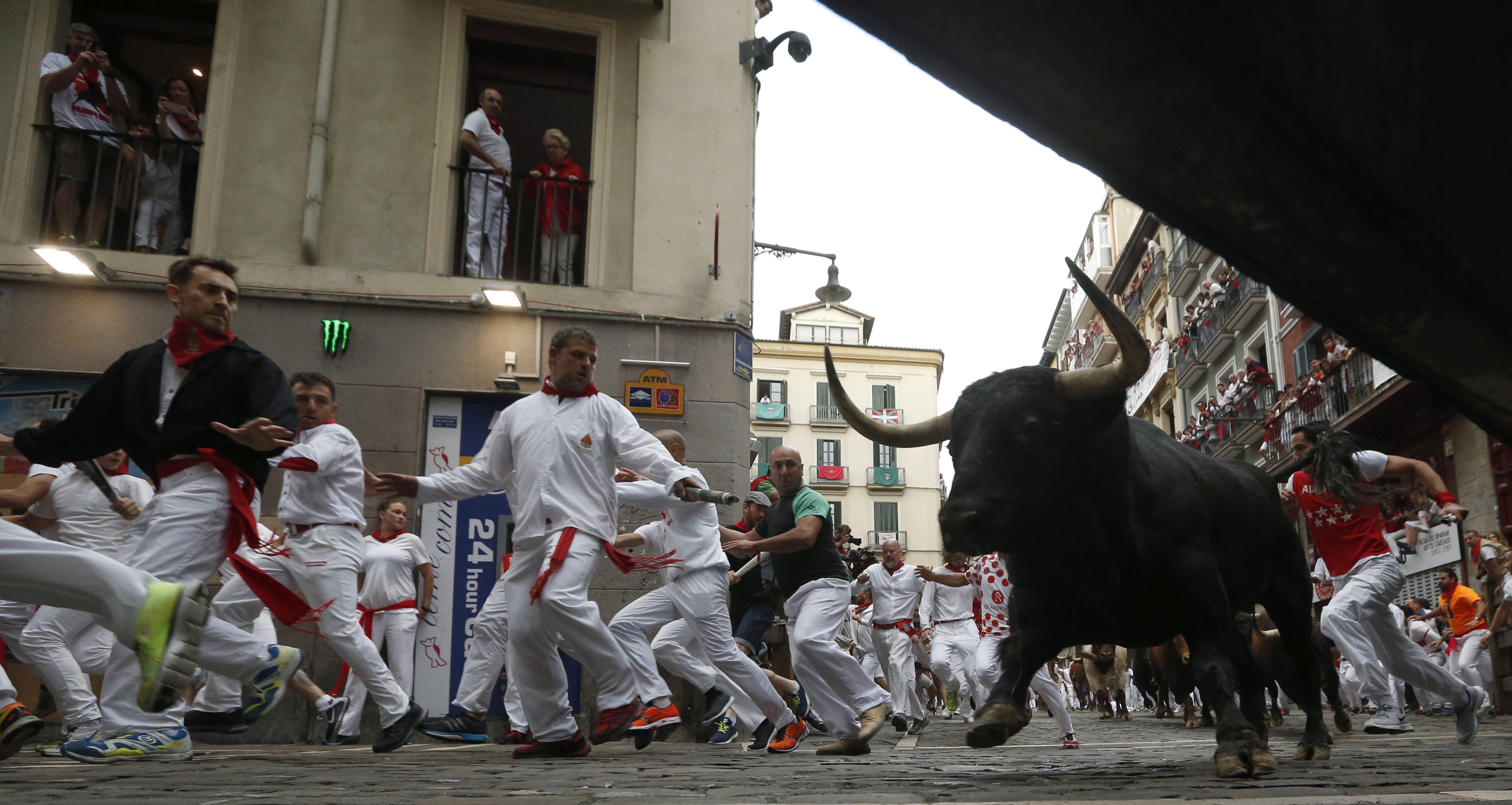Al menos tres heridos, dos por asta de toro en el séptimo encierro de San Fermín Al menos tres heridos, dos por asta de toro en el séptimo encierro de San Fermín