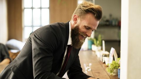 Un hombre con barba y traje