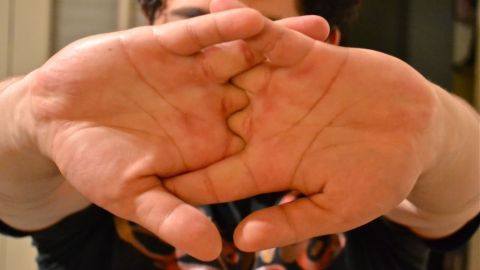 Acto de crujir los nudillos