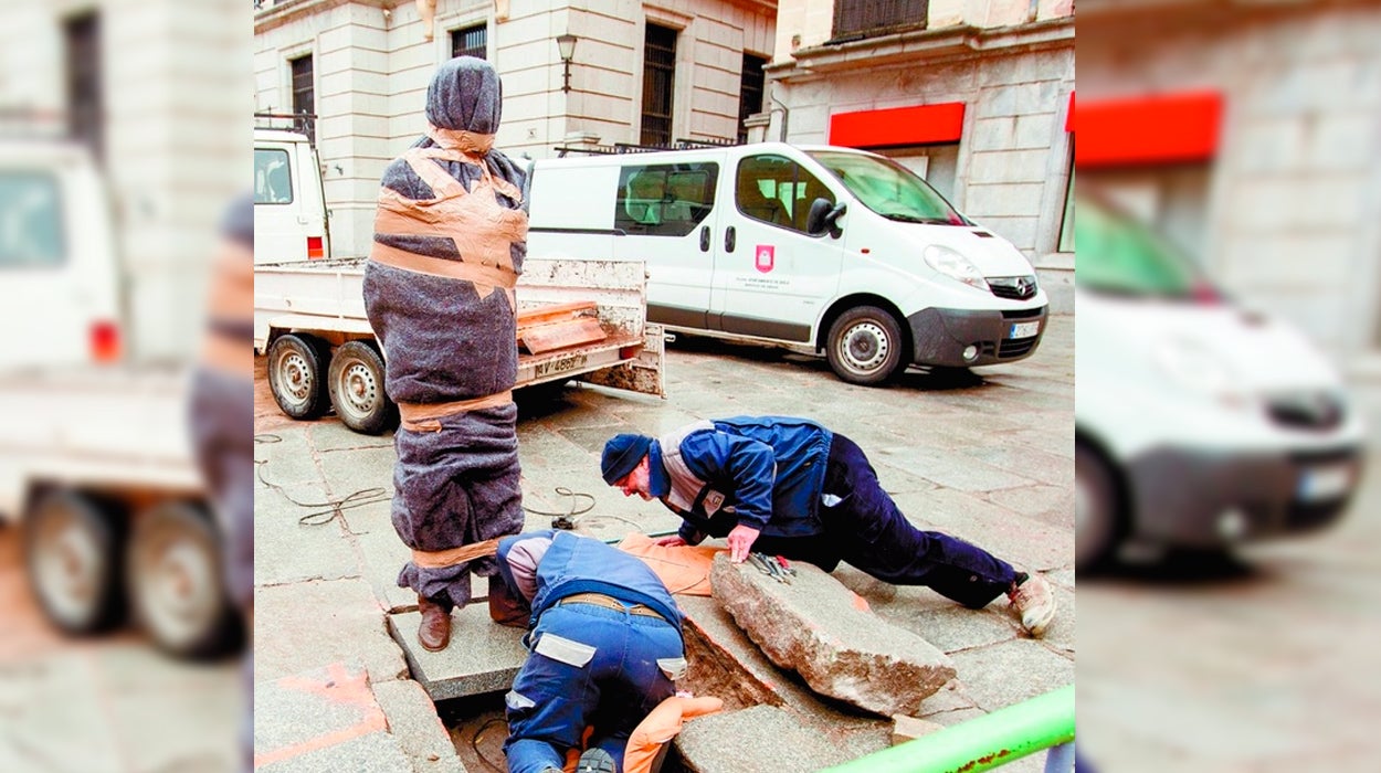 Retiran la estatua de Adolfo Suárez tras ser golpeada por un coche en el centro Ávila Retiran la estatua de Adolfo Suárez tras ser golpeada por un coche en el centro Ávila