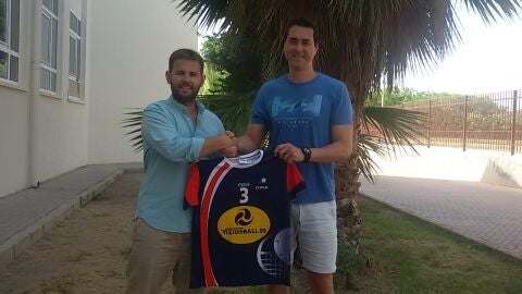 David Agull&oacute; y Andr&eacute; Collin posan con la camiseta del CV Elche