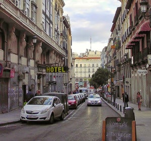 La calle Carretas de Madrid con la Puerta del Sol al fondo La calle Carretas de Madrid con la Puerta del Sol al fondo