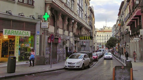 La calle Carretas de Madrid con la Puerta del Sol al fondo