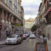 La calle Carretas de Madrid con la Puerta del Sol al fondo