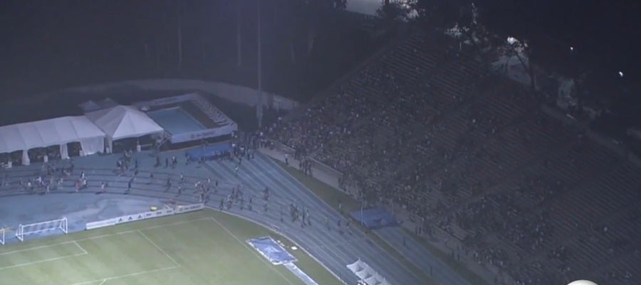 Momento del desalojo de estudiantes por la amenaza de bomba en UCLA Momento del desalojo de estudiantes por la amenaza de bomba en UCLA