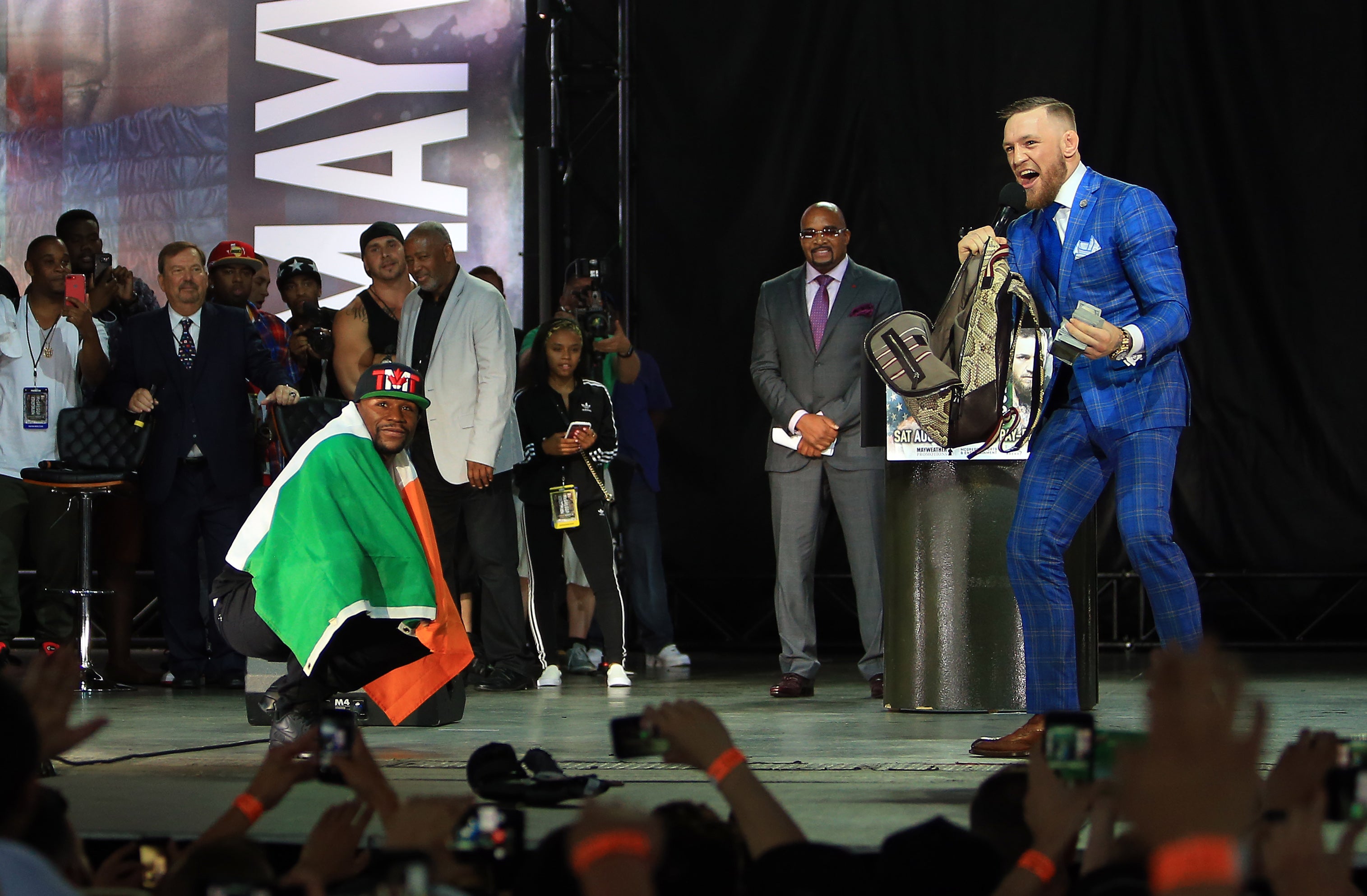 Mayweather le devuelve el 'bailecito' a McGregor y éste le 'roba' la cartera para burlarse de él Mayweather le devuelve el 'bailecito' a McGregor y éste le 'roba' la cartera para burlarse de él