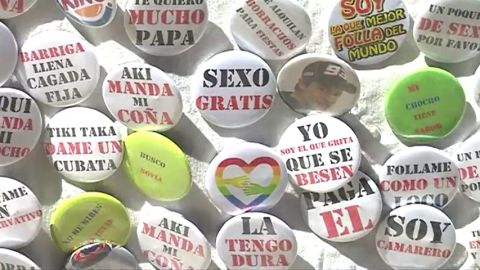 Decomisadas 219 chapas con mensajes ofensivos para la mujer en sanfermines