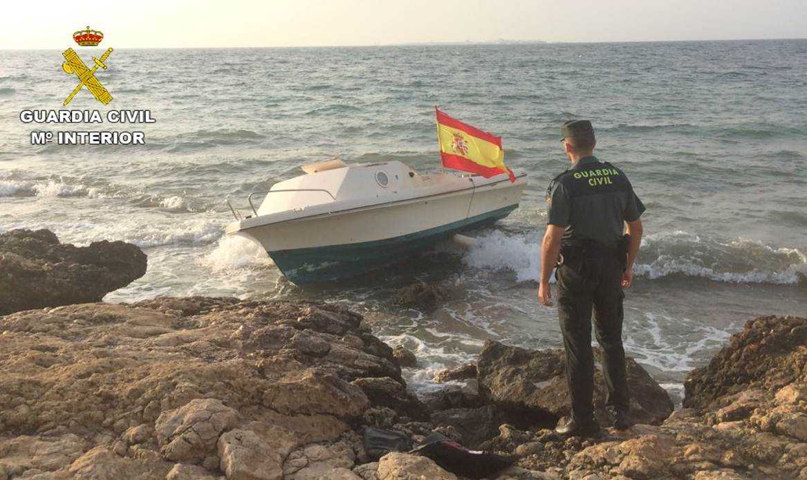Llega a Santa Pola una patera con ocho inmigrantes, entre ellos una bebé de entre 2 y 3 años de edad Llega a Santa Pola una patera con ocho inmigrantes, entre ellos una bebé de entre 2 y 3 años de edad