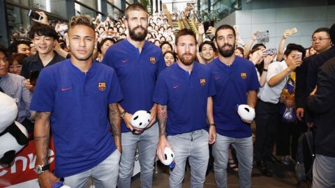 Neymar, Piqu&eacute;, Messi y Arda posando durante un acto.