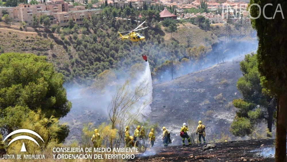 Labores de extinción del incendio en el paraje de la Alhambra (Granada) Labores de extinción del incendio en el paraje de la Alhambra (Granada)