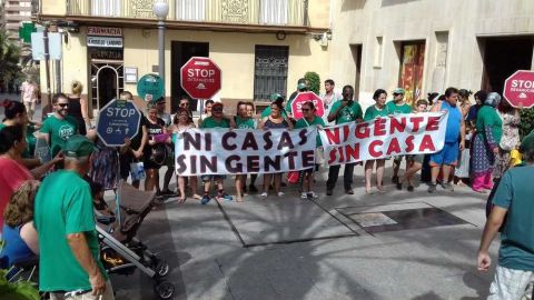 Miembros de la PAH Elx-Crevillent concentrados en la Pla&ccedil;a de Baix de Elche