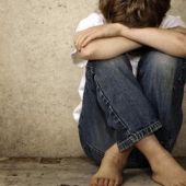 Imagen de un niño víctima de maltrato