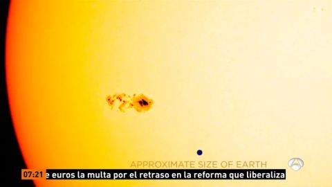 Gran mancha del sol de tama&ntilde;o mucho mayor que La Tierra