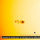 Gran mancha del sol de tamaño mucho mayor que La Tierra