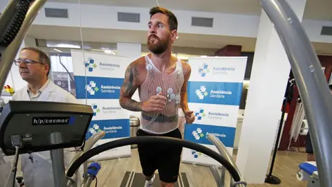 Messi pasando el reconocimiento médico Messi pasando el reconocimiento médico