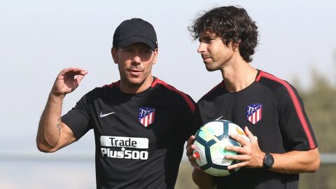 Tiago junto a Simeone en un entrenamiento. 