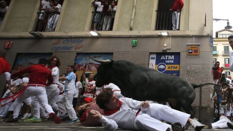 Un toro de Miura pasando por la curva de Mercaderes.
