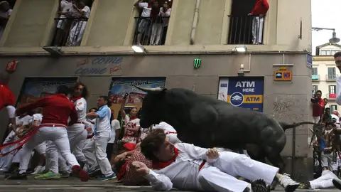 Octavo encierro | San Fermín 2017 Un toro de Miura pasando por la curva de Mercaderes.