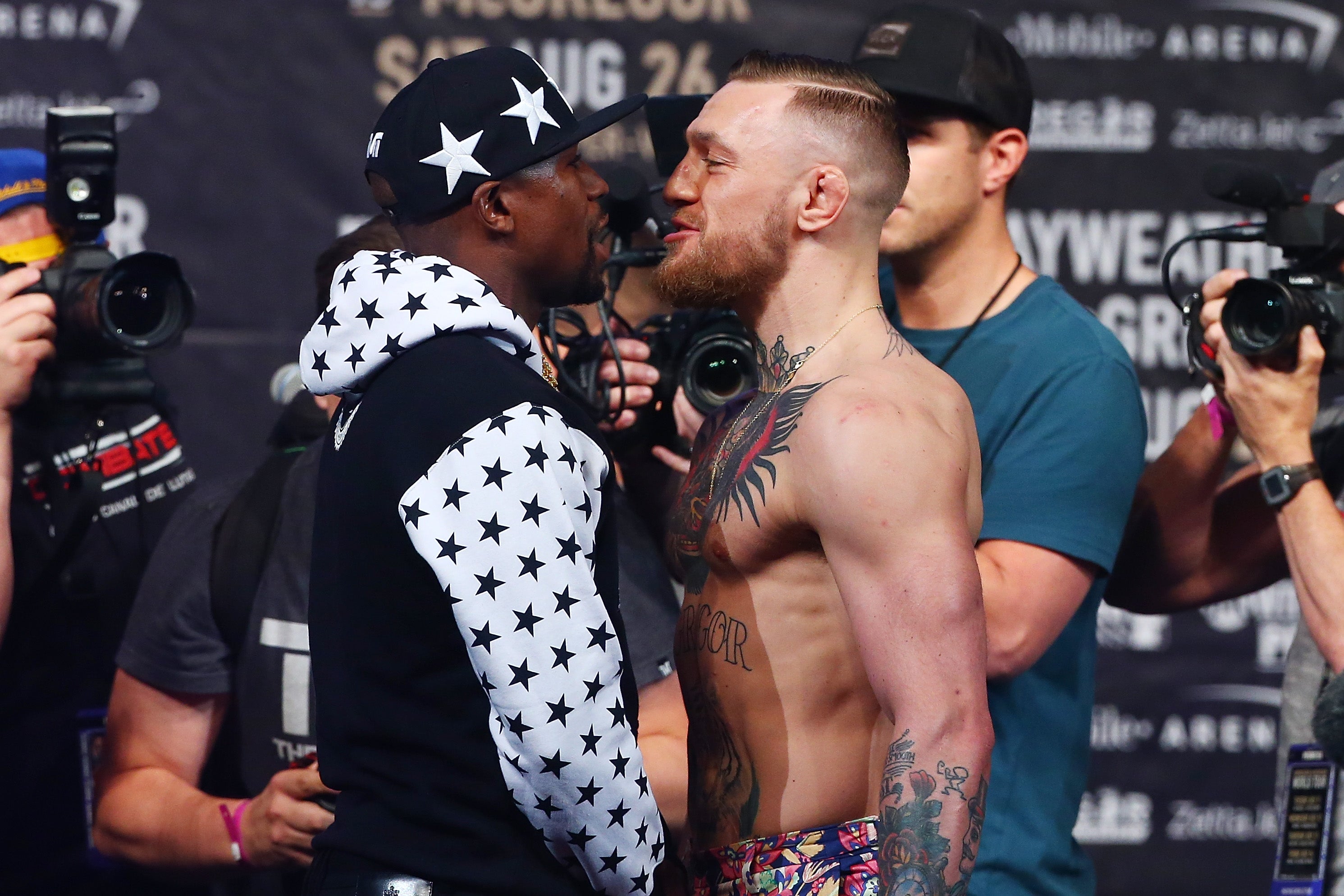 Los fans de McGregor atacan el coche de Mayweather Los fans de McGregor atacan el coche de Mayweather