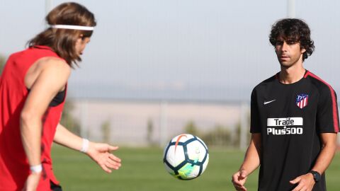 Tiago Mendes se estrena como miembro del cuerpo t&eacute;cnico del Atl&eacute;tico.