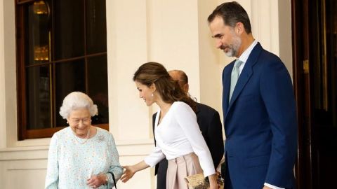Isabel II y el duque de Edimburgo despiden a los Reyes de Espa&ntilde;a