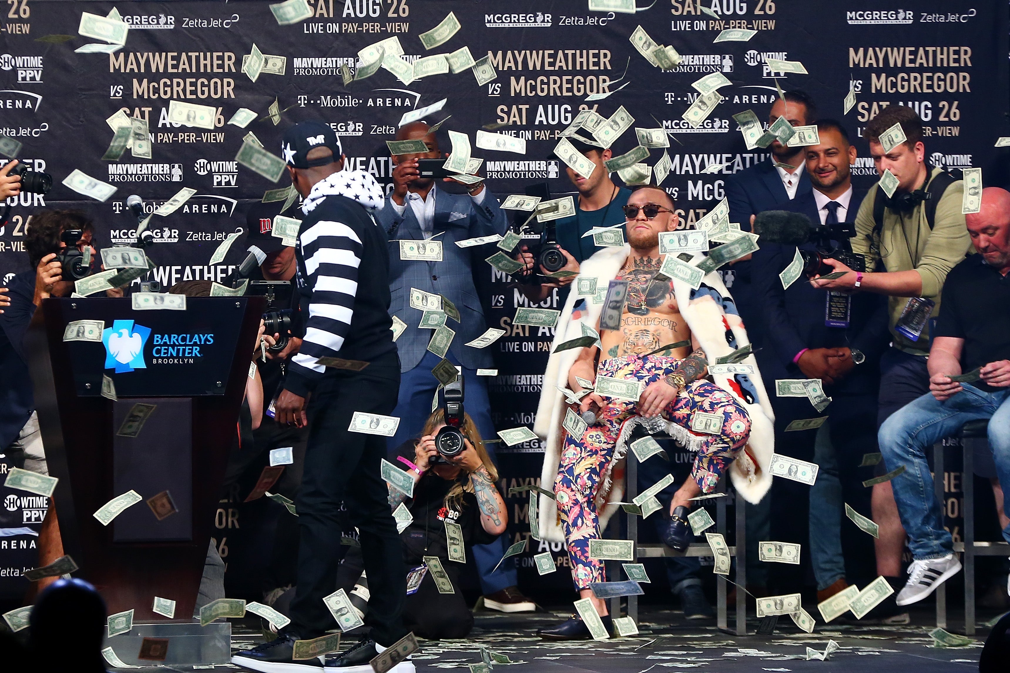 McGregor dice ser negro de cintura hacia abajo y muerde la oreja de Mayweather en mitad de un 'selfie' McGregor dice ser negro de cintura hacia abajo y muerde la oreja de Mayweather en mitad de un 'selfie'