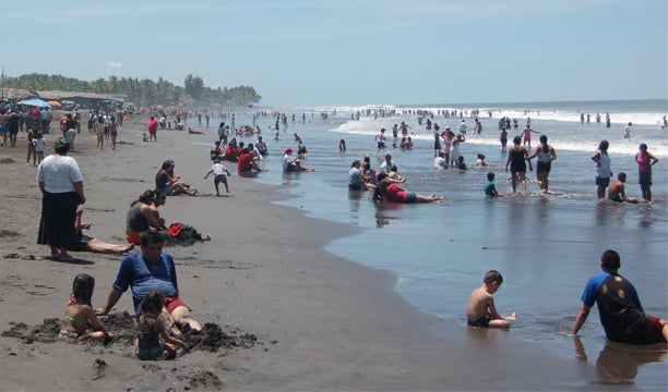 Detenido en Marbella por grabar con su móvil a menores que jugaban desnudos en la playa Detenido en Marbella por grabar con su móvil a menores que jugaban desnudos en la playa