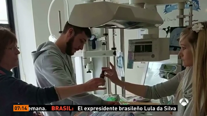 Los padres del bebé Charlie Gard confían en que un juez autorice un tratamiento Los padres del bebé Charlie Gard confían en que un juez autorice un tratamiento