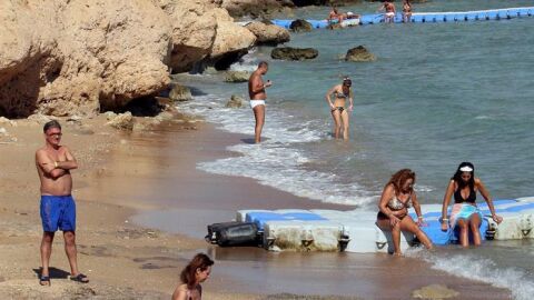 Ba&ntilde;istas en una la playa de la costa egipcia del mar Rojo