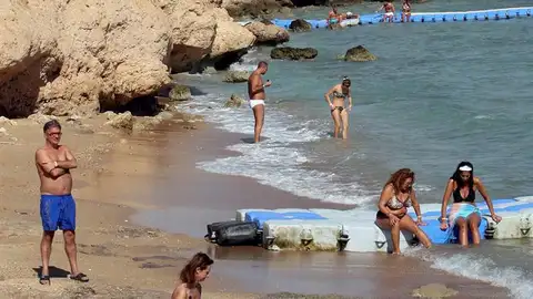 Bañistas en una la playa de la costa egipcia del mar Rojo Bañistas en una la playa de la costa egipcia del mar Rojo