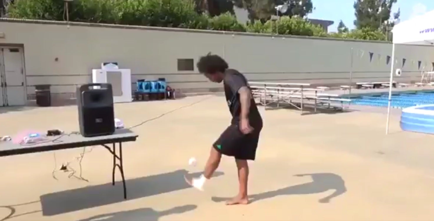 Marcelo y Morata demuestran su técnica dando toques a unos calcetines enrollados Marcelo y Morata demuestran su técnica dando toques a unos calcetines enrollados