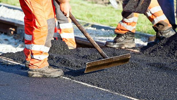 Un golpe de calor produjo la muerte de un obrero de 54 años que asfaltaba la carretera Un golpe de calor produjo la muerte de un obrero de 54 años que asfaltaba la carretera